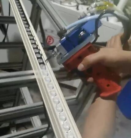 硬燈條手動灌膠視頻